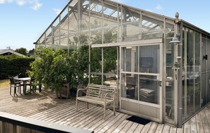 Outdoor dining - Amazing home in Middelfart with WiFi (Middelfart)