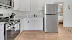 Private kitchen - Cottage on Camden 8 - Downtown! (Stuart)