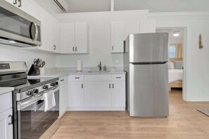 Frigorífico, microondas, horno y placa de cocina