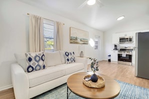 TV - Cottage on Camden 8 - Downtown! (Stuart)