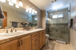 Hair dryer, towels - Winding Creek Lodge!  4 BR / 4BA & Hot Tub! (Tahoe City)