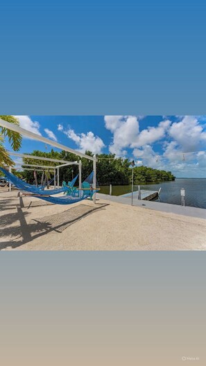 Property grounds - Delightful 2-bedroom house with AC in sunny Key Largo (Key Largo)