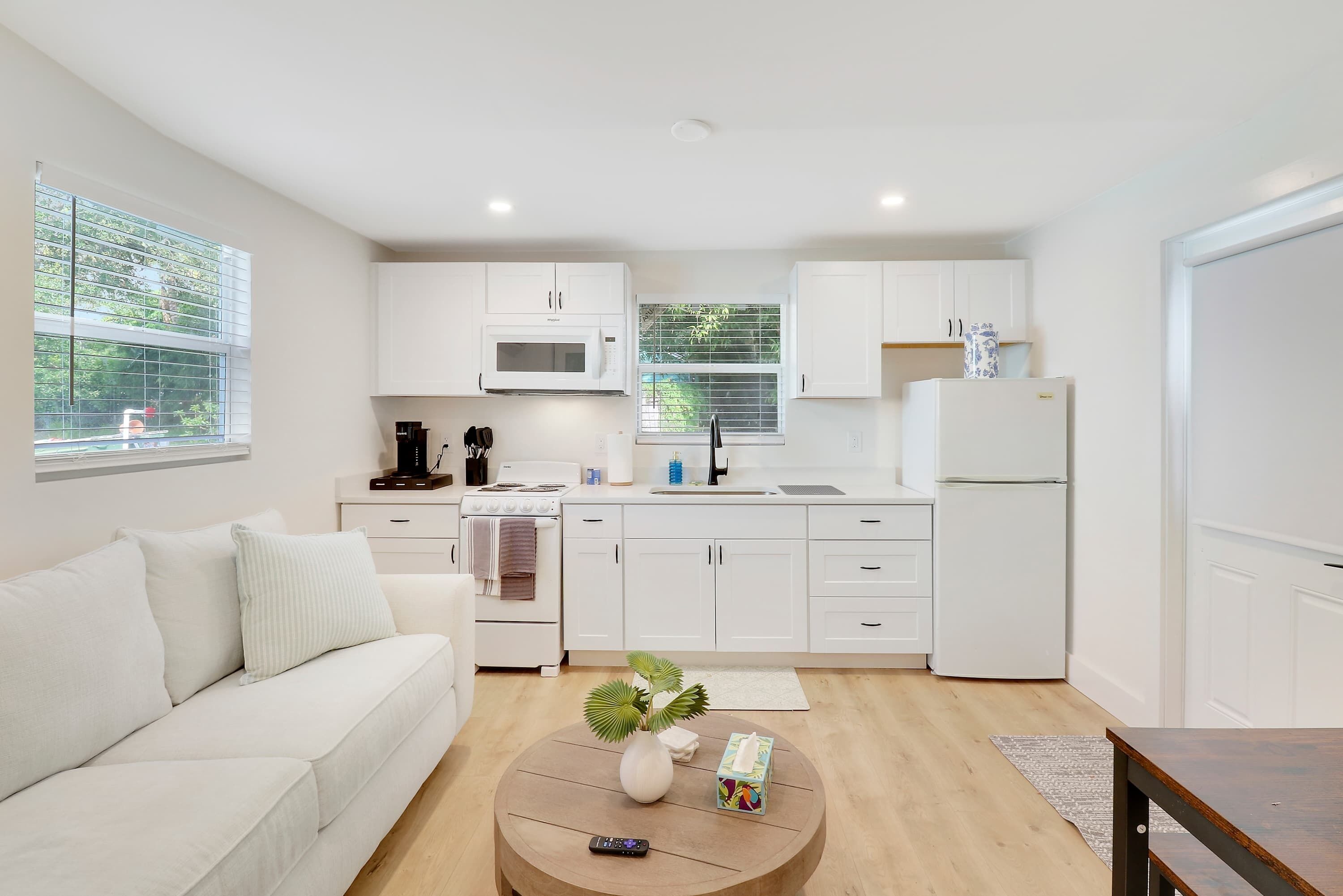 Réfrigérateur, micro-ondes, four, plaque de cuisson