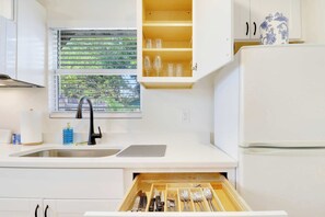 Fridge, microwave, oven, stovetop - Cozy Cottage on Pine - 2 (Stuart)