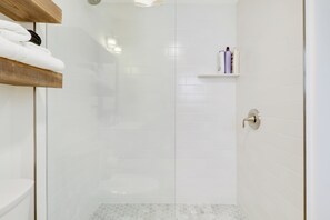 Douche, sèche-cheveux, serviettes fournies