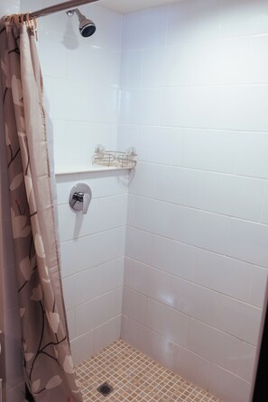 Een douche, een haardroger, handdoeken, zeep