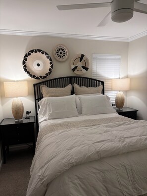 A bedroom with a bed, two bedside tables, and a ceiling fan. - Acorn Cottage a Peaceful 3-bedroom house 1 mile from Elon University (Elon)