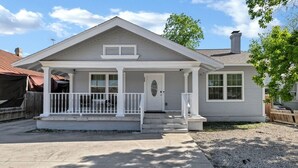 Exterior - 3-bedroom house in central San Antonio with AC for comfort (San Antonio)