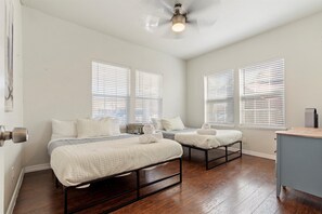 3 habitaciones, tabla de planchar con plancha, wifi y ropa de cama 