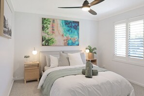 4 bedrooms, iron/ironing board, WiFi, bed sheets - Pool House Barwon Heads 4 bedroom, 2 bathroom, sleeping 8, Heated Pool (Barwon Heads)
