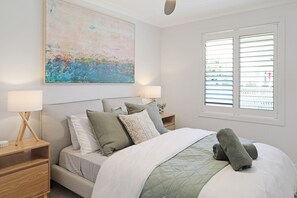 4 bedrooms, iron/ironing board, WiFi, bed sheets - Pool House Barwon Heads 4 bedroom, 2 bathroom, sleeping 8, Heated Pool (Barwon Heads)