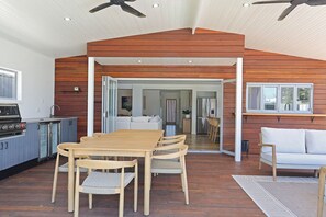 Outdoor dining - Pool House Barwon Heads 4 bedroom, 2 bathroom, sleeping 8, Heated Pool (Barwon Heads)