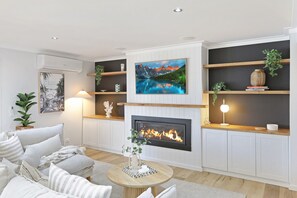 TV, fireplace, offices - Pool House Barwon Heads 4 bedroom, 2 bathroom, sleeping 8, Heated Pool (Barwon Heads)