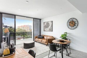 Living area - Astra Apartments Wollongong Kembla St. (Wollongong)
