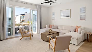 Télévision, baby-foot, livres