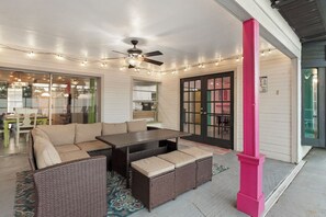 Comfy outdoor lounge. Coffee, chats & nights under string lights. - 2 MI to IMG with Heated Pool + Fire Pit + Game Room (Bradenton)