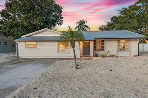Charming home under sunset skies welcomes you to a peaceful tropical escape. - 2 MI to IMG with Heated Pool + Fire Pit + Game Room (Bradenton)