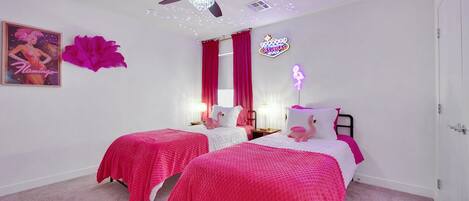 Escritorio, tabla de planchar con plancha, wifi gratis y ropa de cama