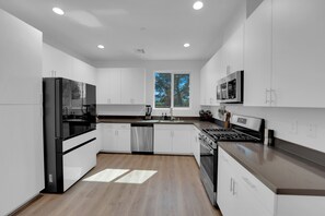 Refrigerador, microondas, horno y parrilla de estufa 