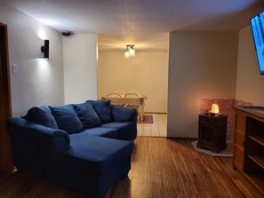 Smart TV, computer monitors - Garden Sanctuary, Mid-term, Peaceful Lake-town Home (Lake Stevens)