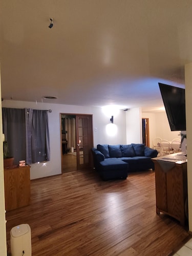 Garden Sanctuary, Mid-term, Peaceful Lake-town Home