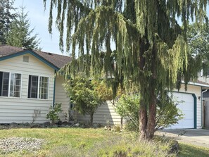 Exterior - Garden Sanctuary, Mid-term, Peaceful Lake-town Home (Lake Stevens)