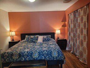 3 bedrooms, desk, iron/ironing board, free WiFi - Garden Sanctuary, Mid-term, Peaceful Lake-town Home (Lake Stevens)