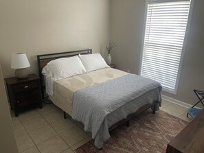 2 bedrooms, iron/ironing board, WiFi, bed sheets - Cozy home in Opelika/Easy interstate access/Short drive to downtown and Auburn. (Opelika)