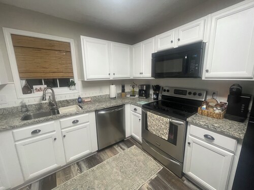 Cozy home in Opelika/Easy interstate access/Short drive to downtown and Auburn.
