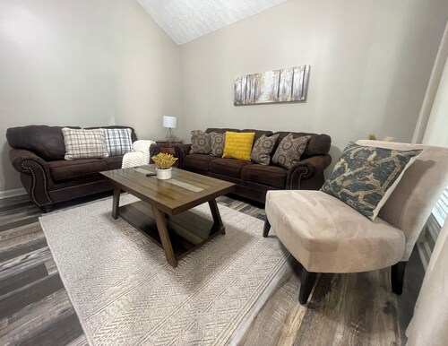 Cozy home in Opelika/Easy interstate access/Short drive to downtown and Auburn.