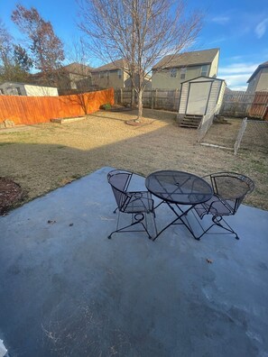 Outdoor dining - Cozy home in Opelika/Easy interstate access/Short drive to downtown and Auburn. (Opelika)