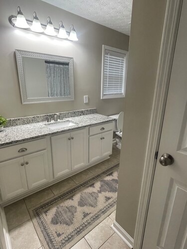 Cozy home in Opelika/Easy interstate access/Short drive to downtown and Auburn.