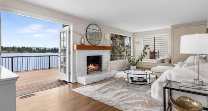 Amazing 2-BD waterfront in Kent/Seattle. Dock, BBQ, Paddle boards, Game room!