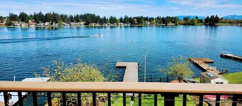 Amazing 2-BD waterfront in Kent/Seattle. Dock, BBQ, Paddle boards, Game room! 