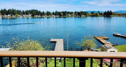 Amazing 2-BD waterfront in Kent/Seattle. Dock, BBQ, Paddle boards, Game room!
