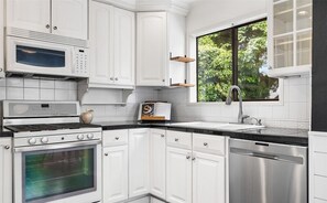 Een koelkast, een magnetron, een oven, een kookplaat