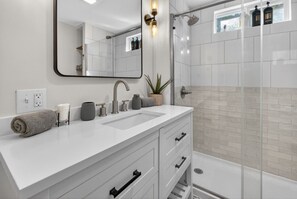 Shower, hair dryer, towels - Spacious 4b/4b • Walk to Restaurants, Near Soulard (St. Louis)