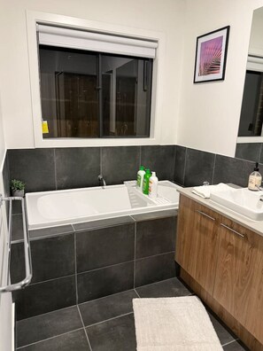 Bathroom - Premium 4BR Home Near Nature & Shops free parking (Wollert)