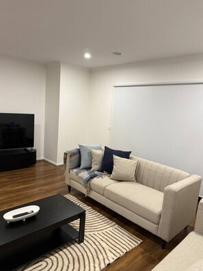 TV - Premium 4BR Home Near Nature & Shops free parking (Wollert)