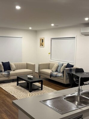 TV - Premium 4BR Home Near Nature & Shops free parking (Wollert)