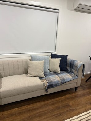 TV - Premium 4BR Home Near Nature & Shops free parking (Wollert)