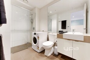 Towels - Chic 2BR City Stay + Free Park! (Southbank)