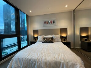 Desk, iron/ironing board, WiFi, bed sheets - Chic 2BR City Stay + Free Park! (Southbank)
