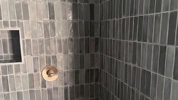 Douche, sĂšche-cheveux, serviettes fournies, savon