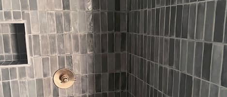 Douche, sèche-cheveux, serviettes fournies, savon