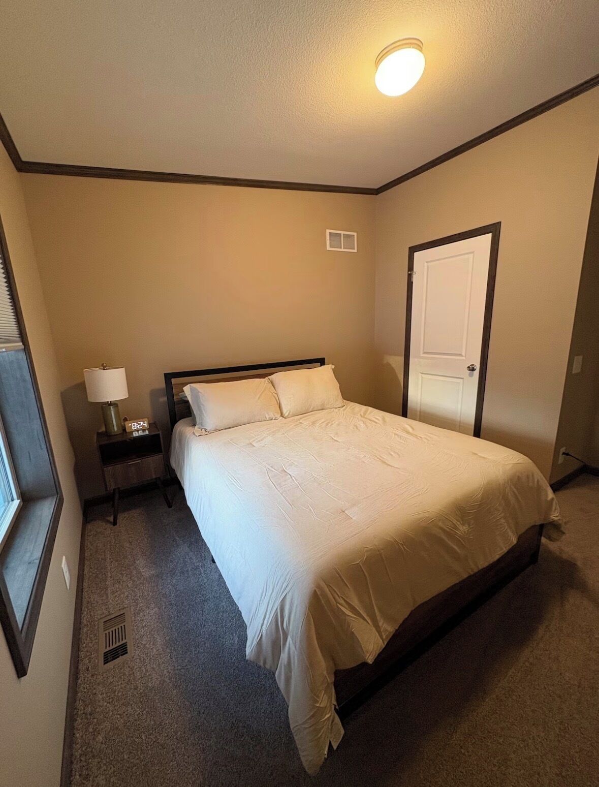 办公桌、免费 WiFi、床单