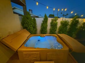 Outdoor spa tub - Chic & Cozy Retreat w/Pool+Spa /Close to Old Town! (Scottsdale)