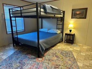 2 bedrooms, free WiFi, bed sheets - Cabin+Garage Lake Oahe / Spring Creek / Cow Creek, Pierre SD (Pierre)