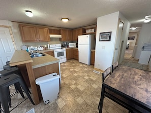 Fridge, microwave, oven, stovetop - Cabin+Garage Lake Oahe / Spring Creek / Cow Creek, Pierre SD (Pierre)