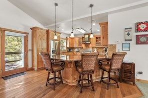 Fridge, microwave, oven, stovetop - The Salty Pine - Pool Table, Small Dogs, 4 Bedrms (South Lake Tahoe)